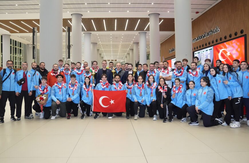 Şampiyonlar Yurda Döndü